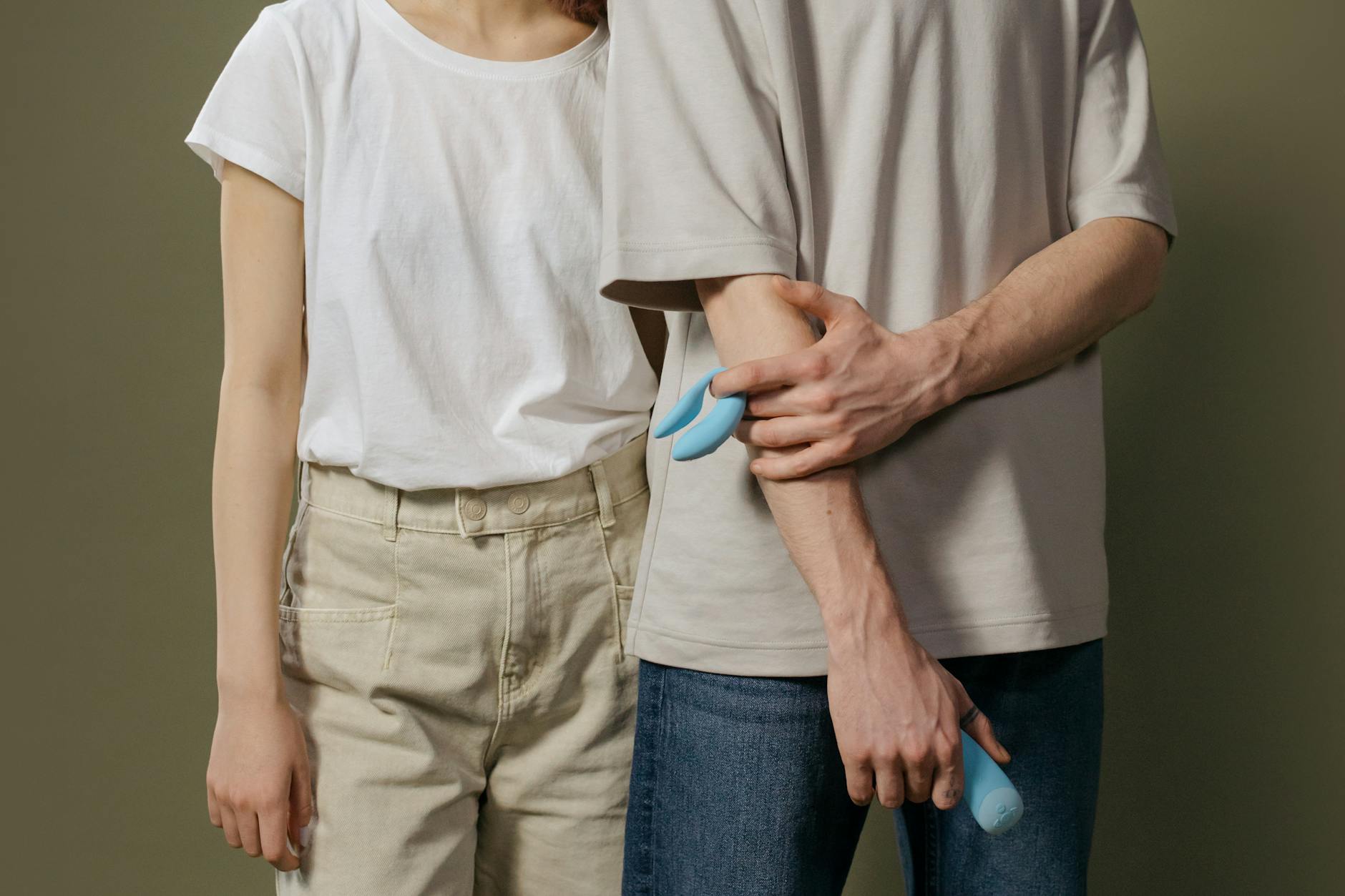 Casal se abraçando, simbolizando intimidade e conexão duradoura